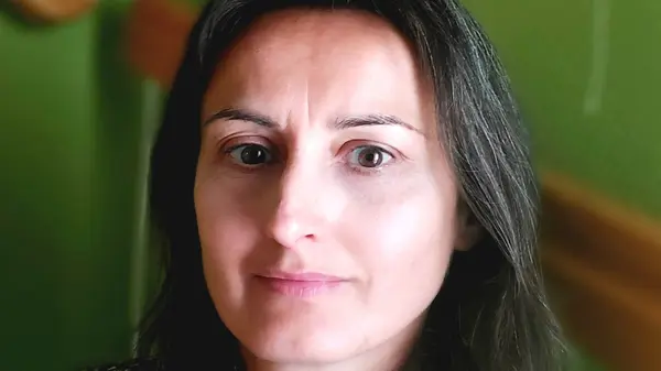 Kursledare Anna Maria Remolif tittar in i kameran.