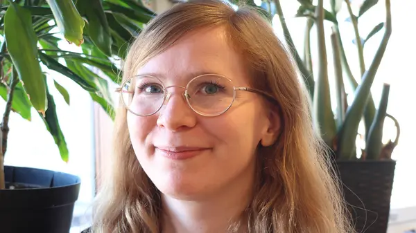 Kursledare Ann-Sofie Claesson tittar in i kameran