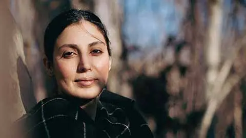 Delaram Marof står vid ett träd utomhus