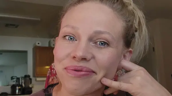 Kursledare Diana Svensk tittar in i kameran.