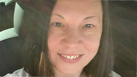 Kursledare Elenea Cojoaca ler in i kameran.