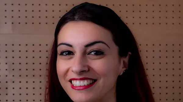 Kursledare Elena Mecca tittar leendes in i kameran