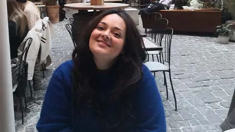 Elena Serre sitter på café