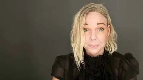 Kursledare Emma Bredberg, porträtt mot en grå vägg