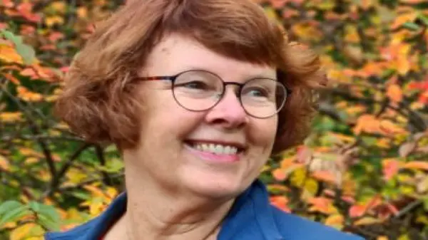 Kursledare Eva-Karin Ederlöv är utomhus och ler i profil