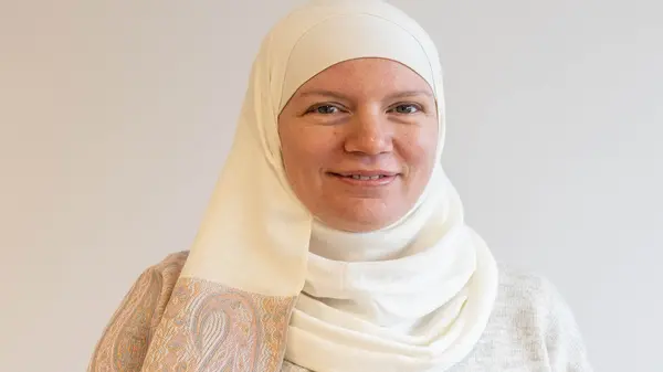Kursledare Farah Bazerbachi Jaafari ler in i kameran