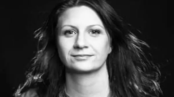 Svartvitt porträttbild av kursledare Felicia Campbell