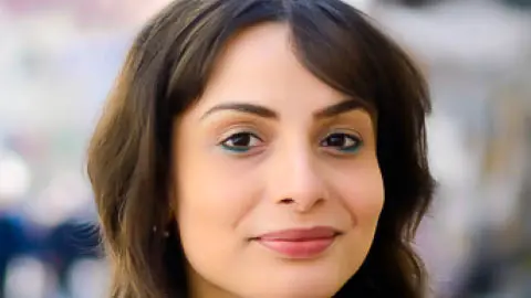 Kursledare Hebah Al Eryani ser in i kameran.