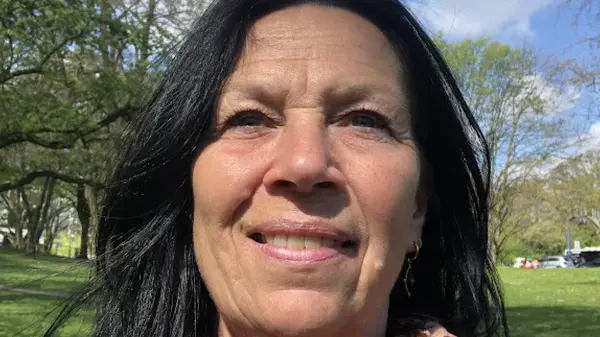 Selfie av Helen Högsten utomhus.