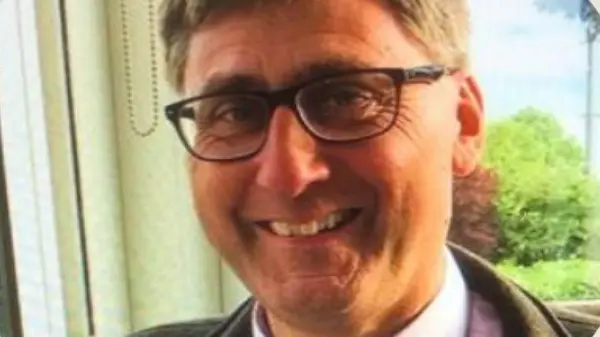 Kursledare Johan Holmberg ser in i kameran.