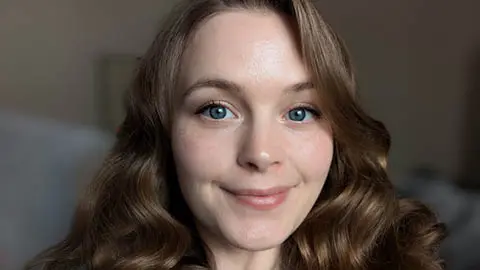 Kursledare Johanna Ivstedt tittar in i kameran.