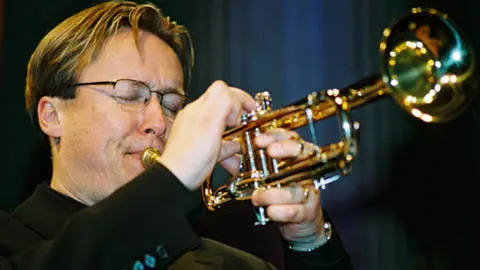 Kursledare Johnny Olsson spelar trumpet