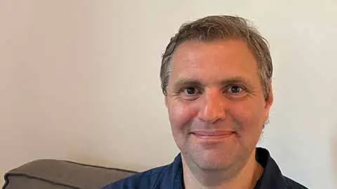 Kursledare Johan Phil ler in i kameran.