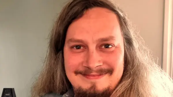 Kursledare John Skoog ser rakt in i kameran