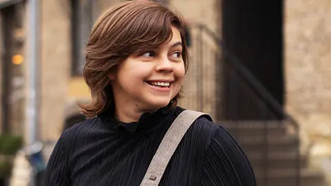 Kursledare Karin Linde fotograferar och man ser henne utomhus.