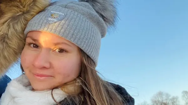 Kursledare Kimberly Kullberg i mössa utomhus under vinter