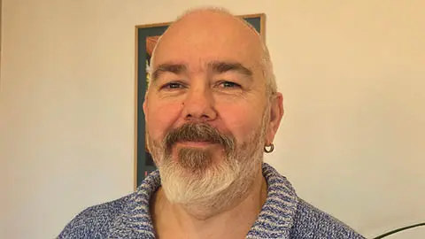 Kursledare Magnus Göransson ler in i kameran.