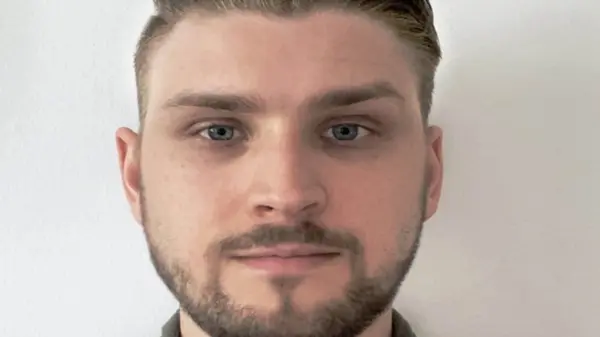 Kursledare Martin Larsson tittar in i kameran