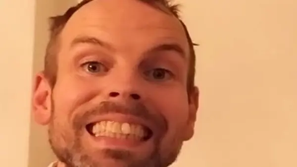 Kursledare Jesper Lysell ler stort in i kameran