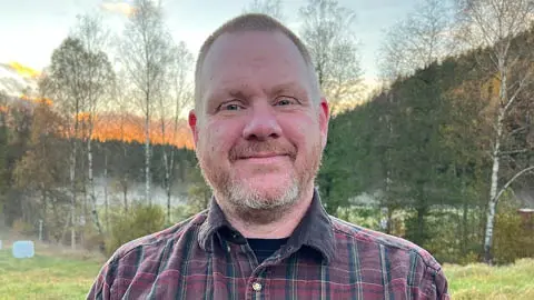 Kursledare Martin Svensson är utomhus och ler in i kameran