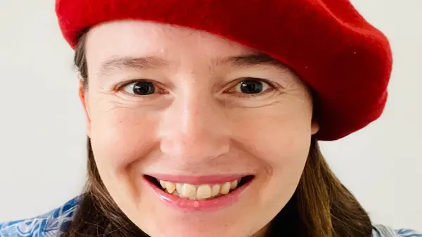 Kursledare Mia Tholin i basker och ler in i kameran