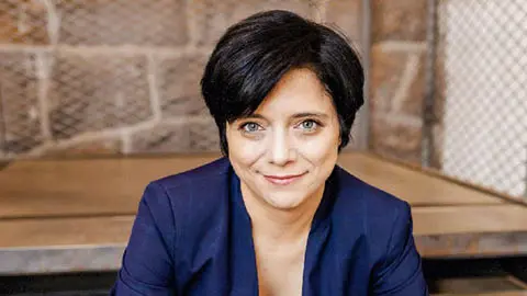 Kursledare Nicoletta sitter på en trappa utomhus.