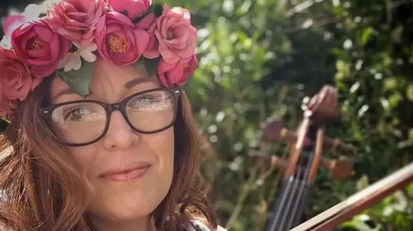 Rebecka Svensson med blomsterkrans i håret ler in i kameran.