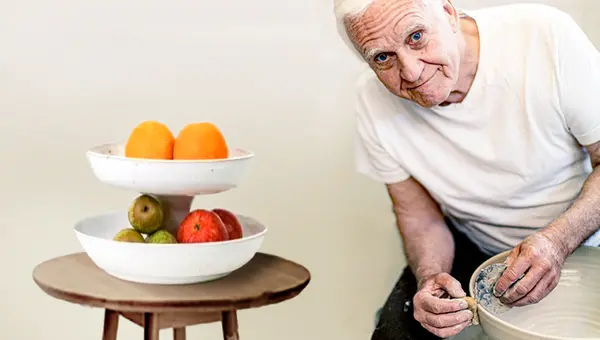 Malte drejar och en av hans färdiga fruktskålar syns på bild