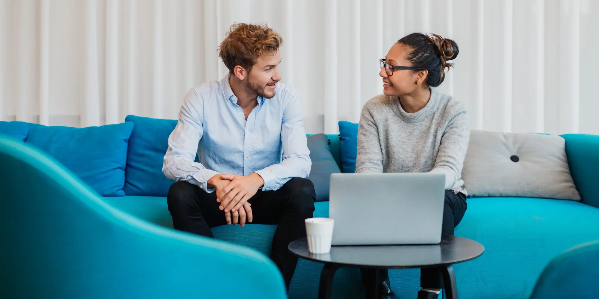Två  personer  som sitter framför en dator
