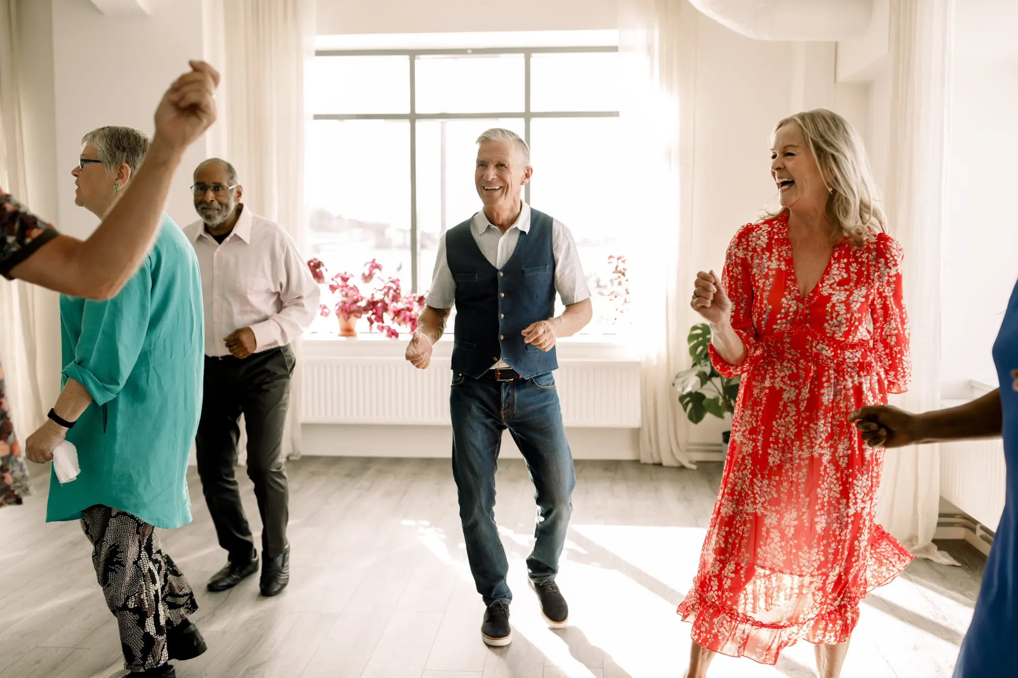 Glada seniorer som dansar.