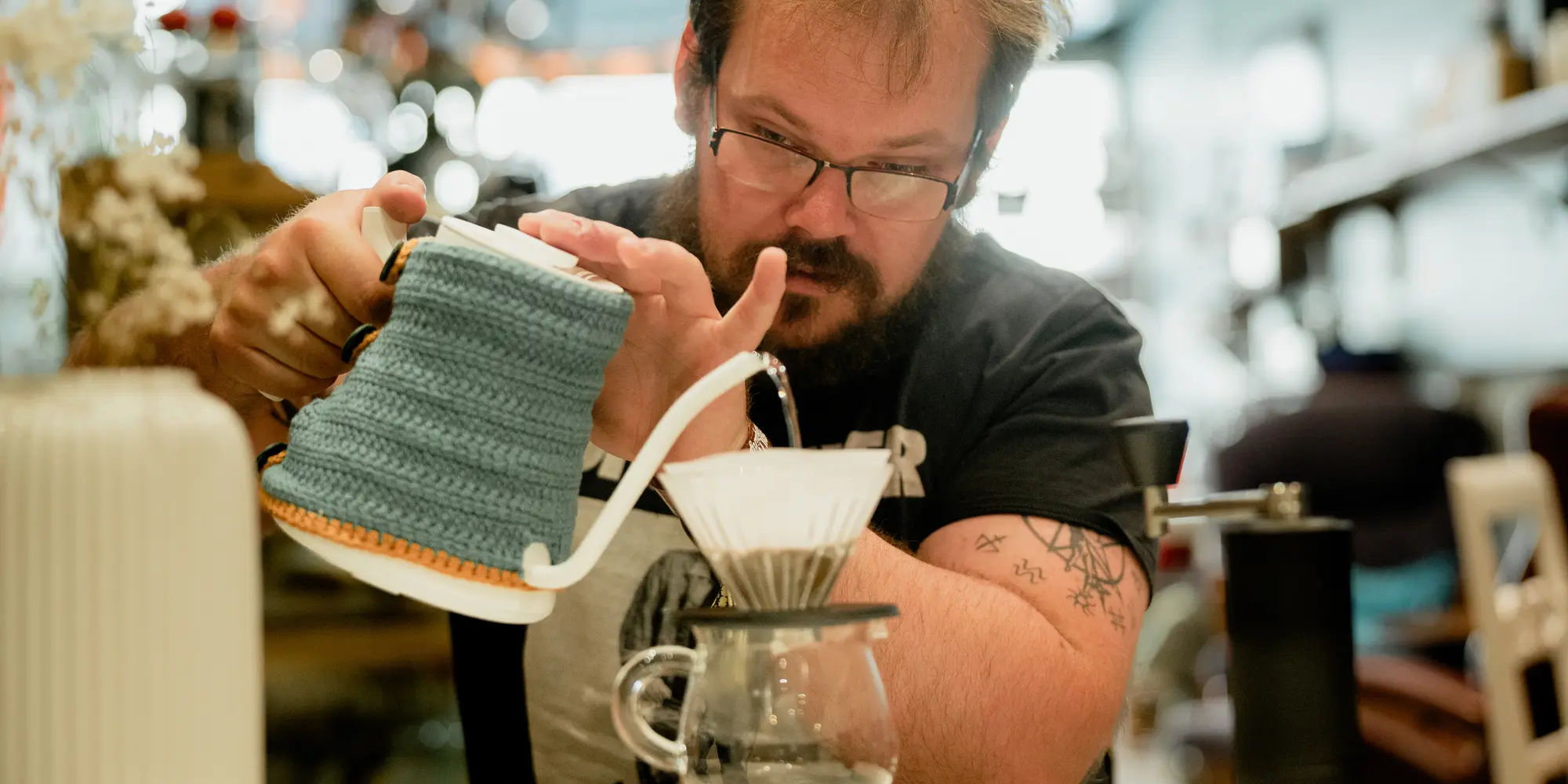 Oscar brygger kaffe