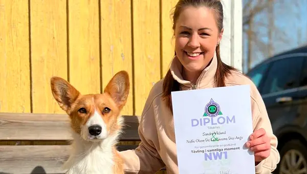 Kursledare Sandra med stolt hund och diplom