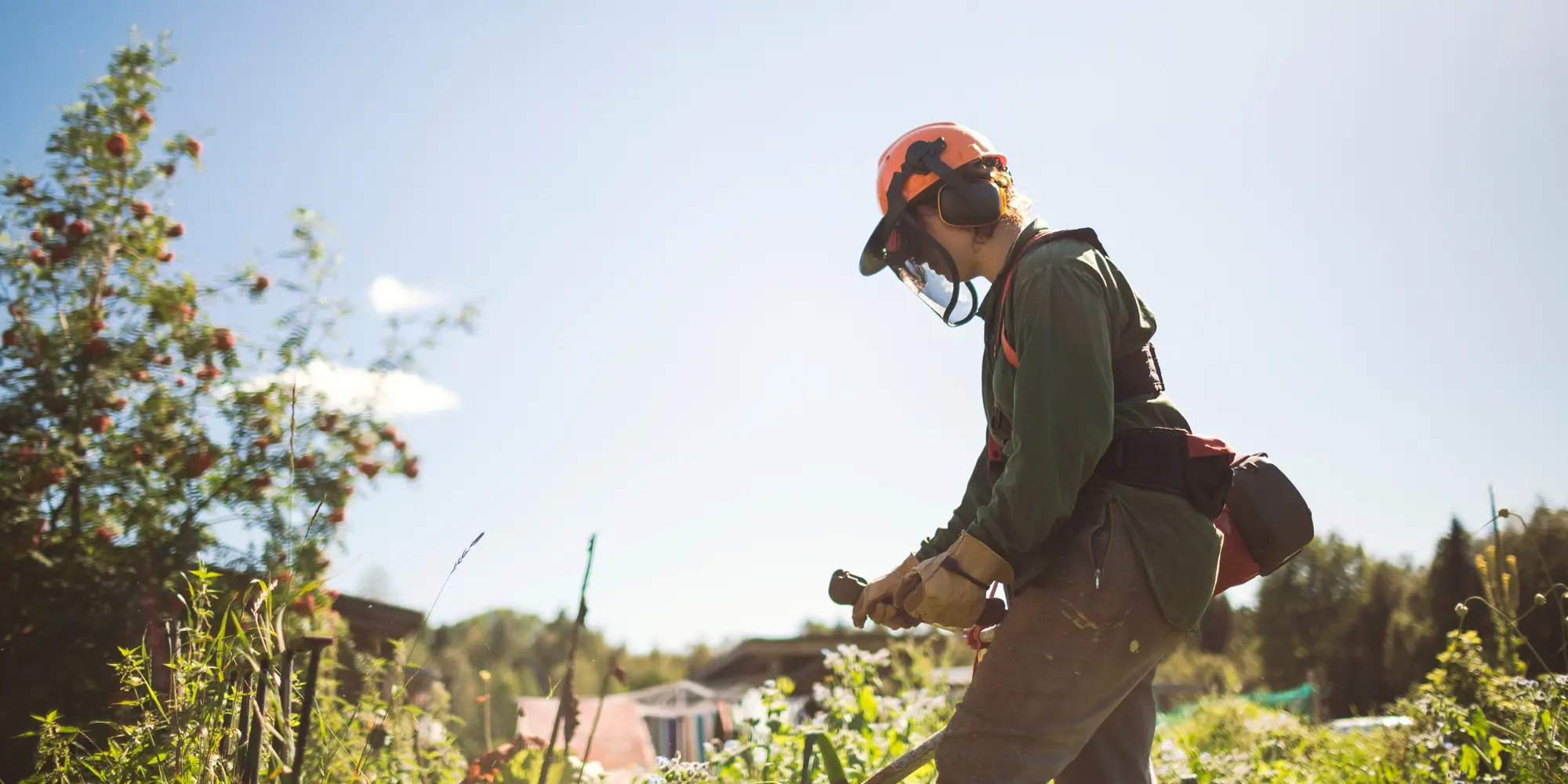 Person klipper gräset i utemiljö