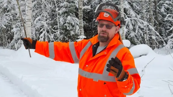 Stefan leder kurser inom skogsvård