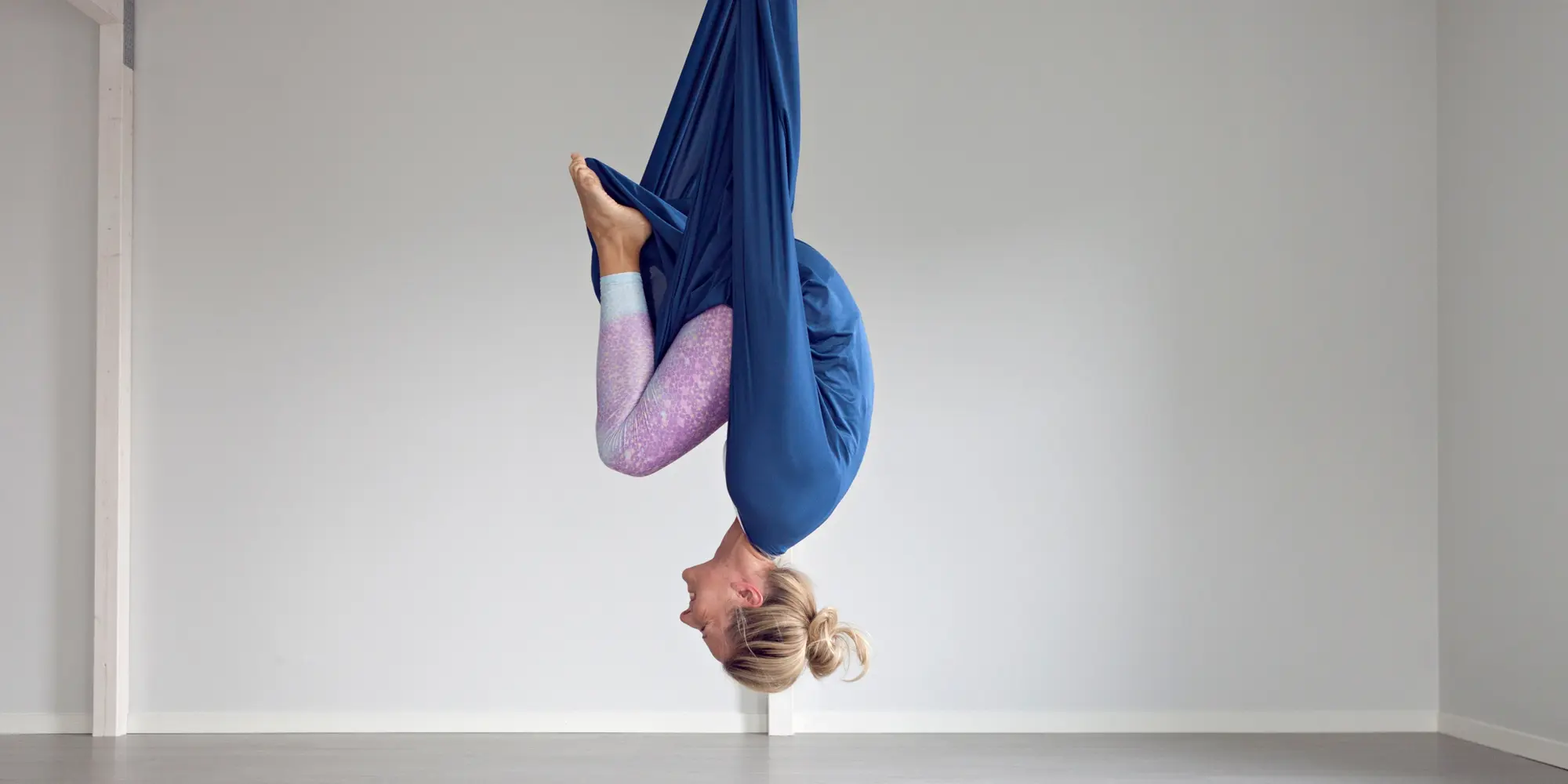 Kvinna som utför areialyoga
